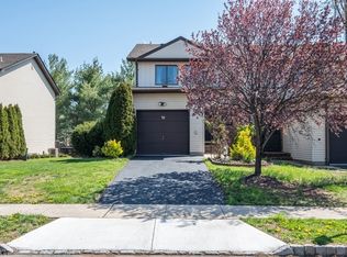 17 Canterberry Cir, Flemington, NJ 08822