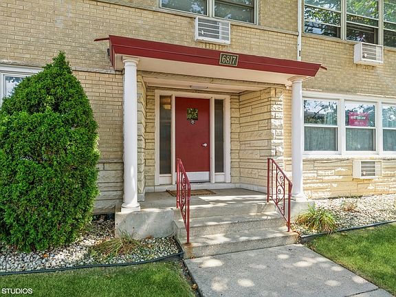 2nd image of 6817 N Ozark Ave APT 3C