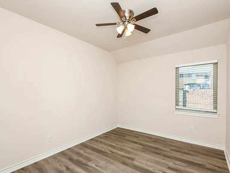 917 Linden Dr — Photo 12
