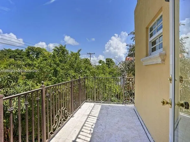 592 Fernwood Rd — Photo 15
