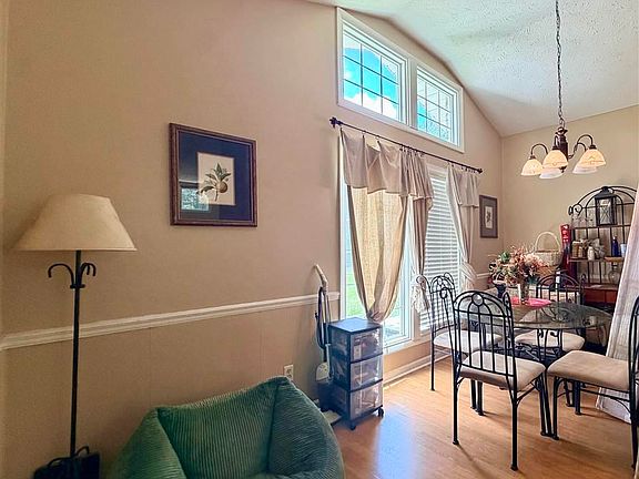 5th image of 546 Lakeside Ct
