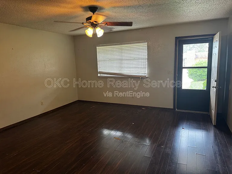 915 Delmar Cir — Photo 1