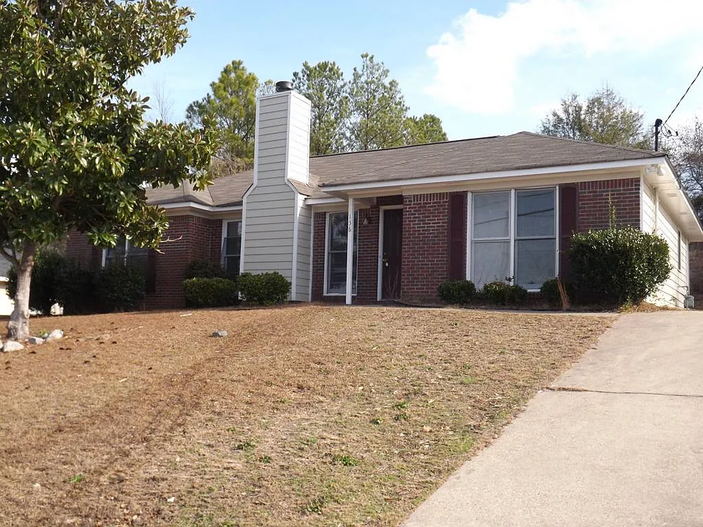 136 Sweetwater Dr photo 1