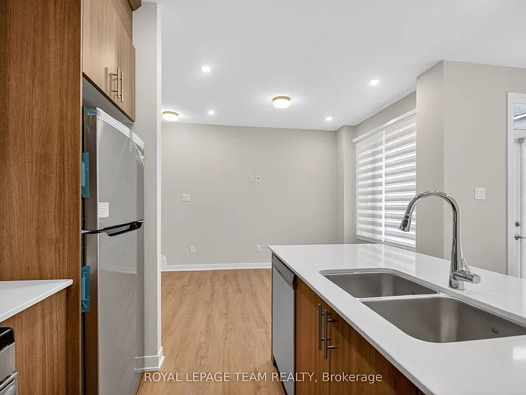 297 Les Emmerson Dr — Photo 18