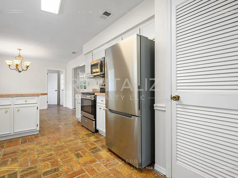 1211 Vendome Dr W — Photo 24