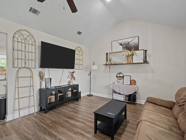 118 Clay St NE — Photo 7