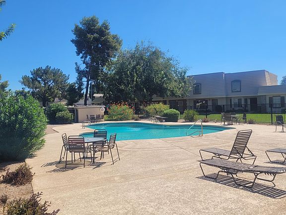 2nd image of 1003 E Lodge Dr