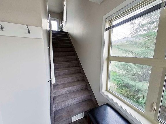 5th image of 208 Caribou Cres Unit 208