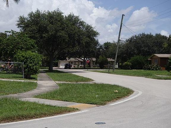 4th image of 808 NW 92nd Ave