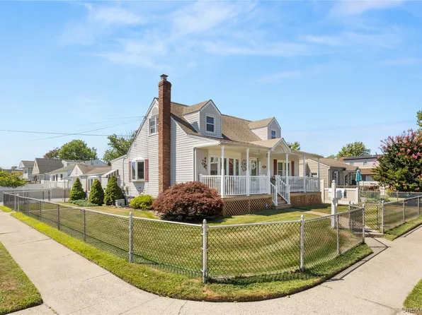 66 Inlet Drive, Lindenhurst, NY 11757