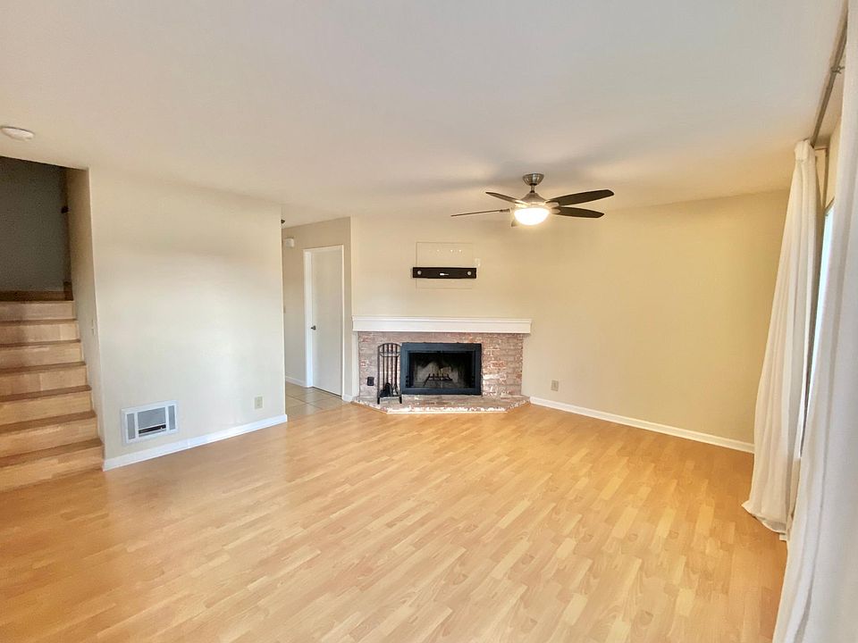 Living Room (a): TV mount and fireplace tools included