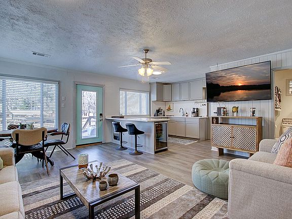 Lakeviews from entire living