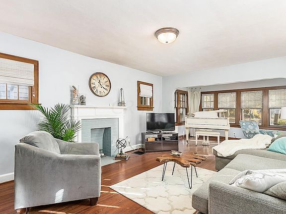 5th image of 767 Montrose Ave