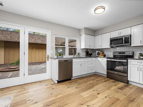 2nd image of 2609 Plantation Point