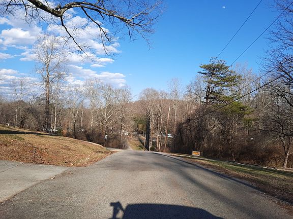 4th image of 210 Toccoa Cir