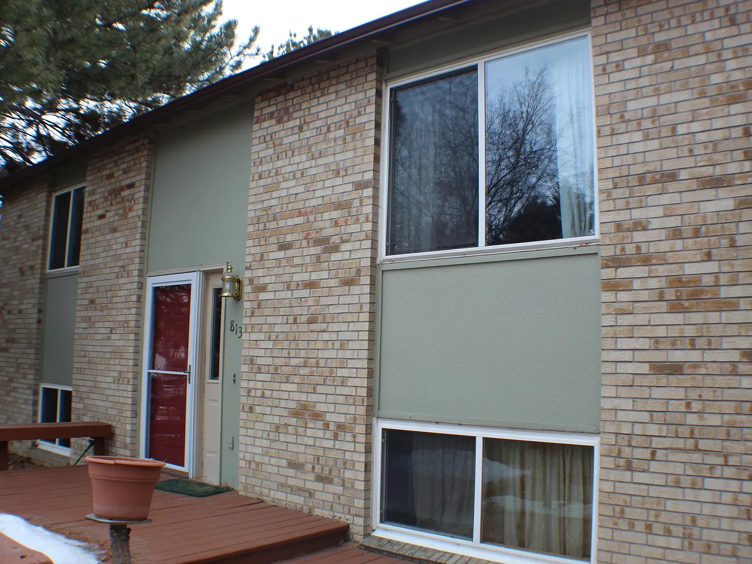 813 Winchester Dr — Photo 2