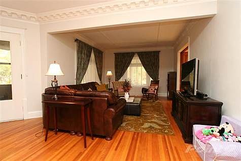 4th image of 221 E Holmes St