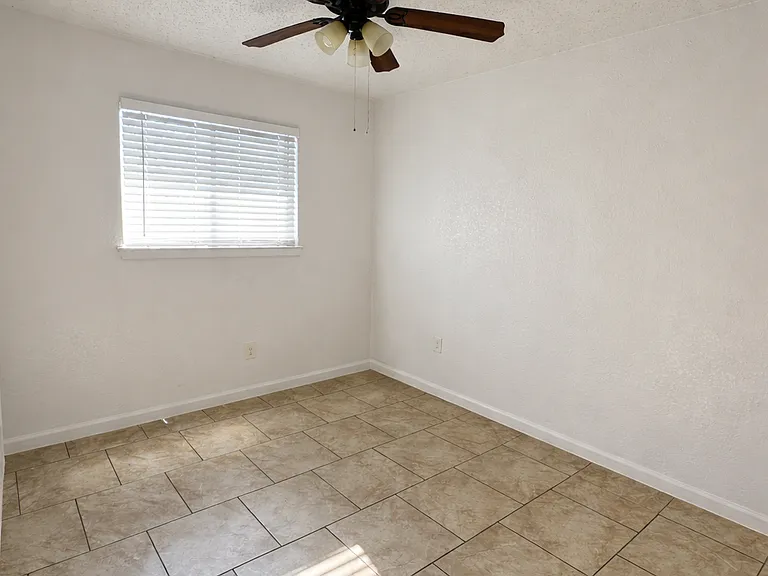 1/2 Bedroom Apartment: Bedroom