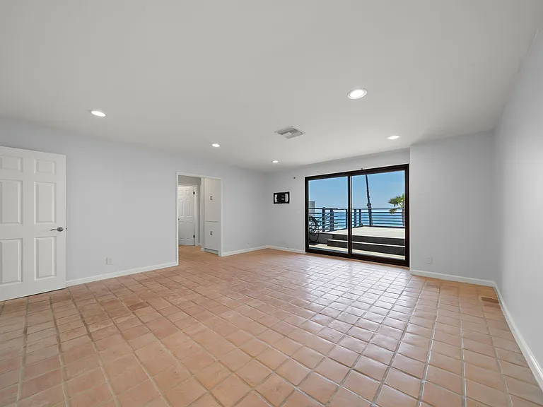 3116 The Strand — Photo 19