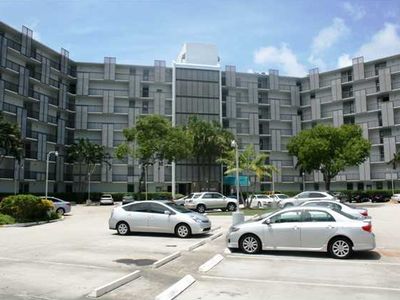 3401 N Country Club Dr APT 218, Aventura, FL, 33180