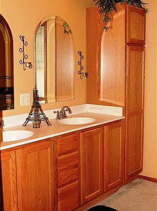 Master bath w/Dual Sinks & Linen Closets