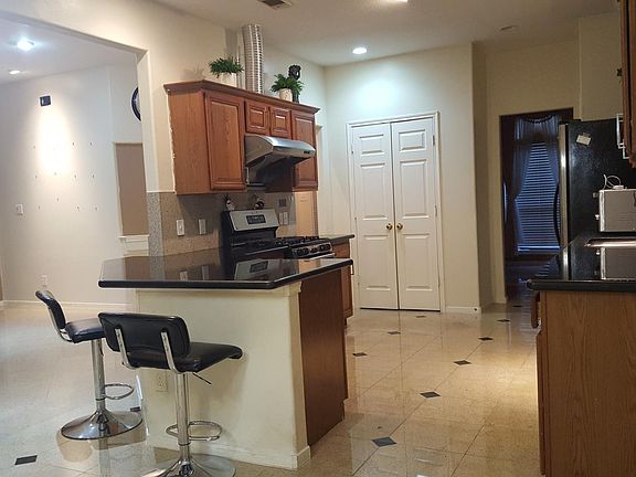 5th image of 5003 Pin Oak Dr