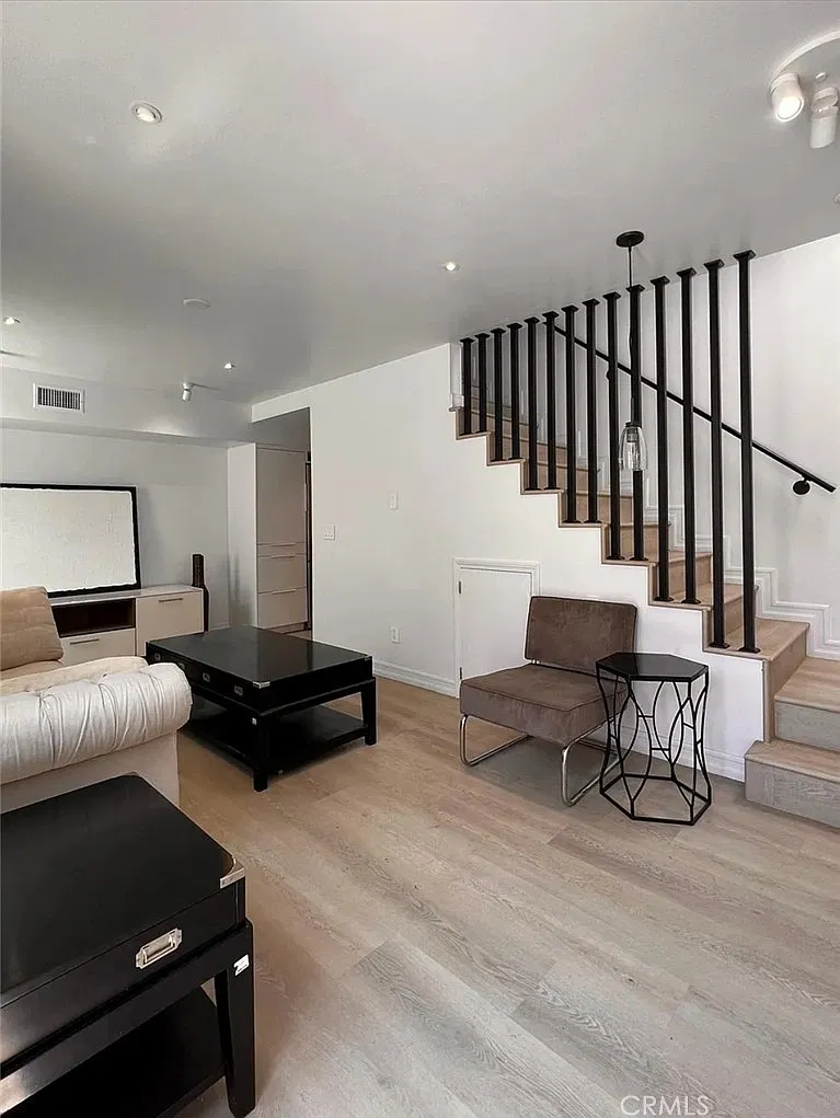 2 bed, 960 sqft, $3,499 — Photo 3