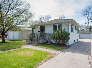 916 S 10th St, Grand Forks, ND 58201