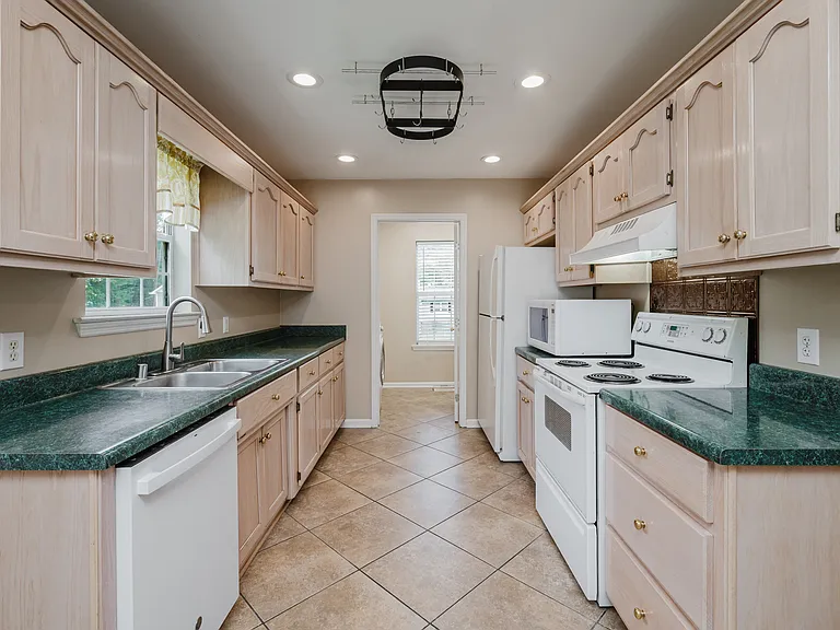120 Lynn Dr — Photo 12