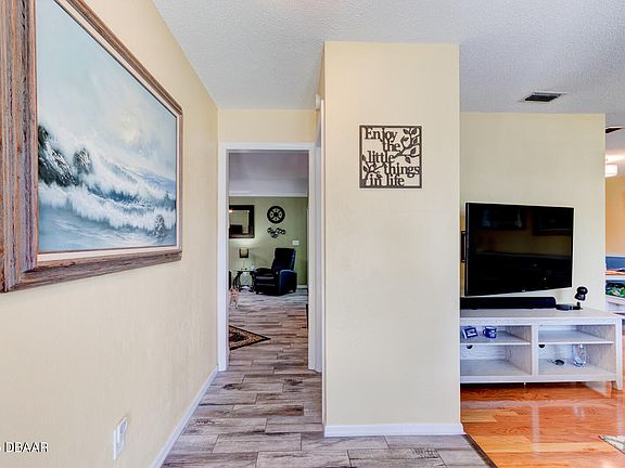 3rd image of 948 Northbrook Dr