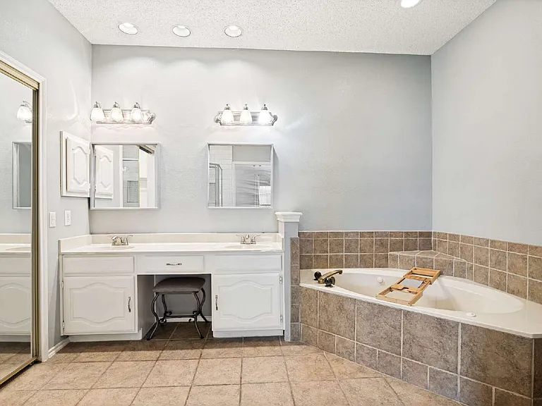 7013 Lo Chalmers Ln — Photo 3
