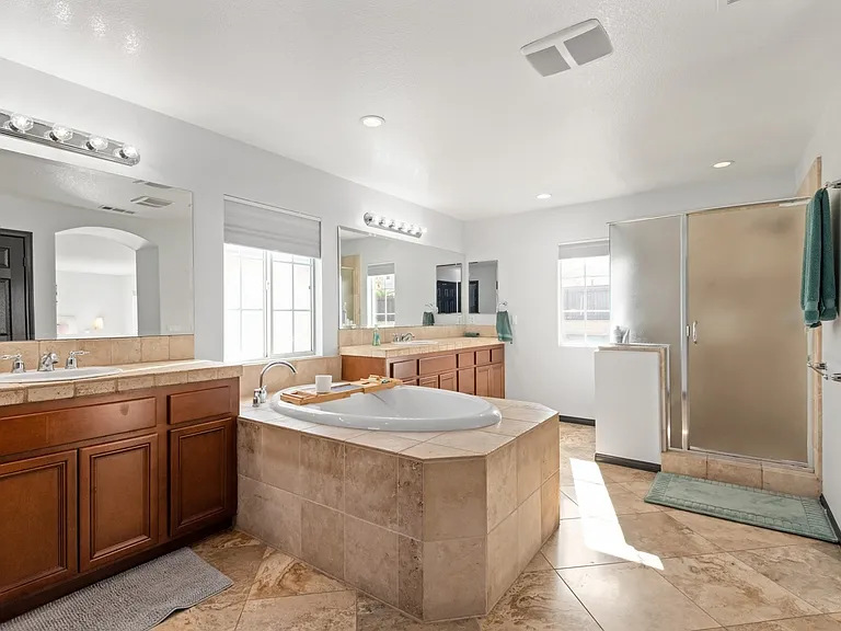 450 Rocco Cir — Photo 17