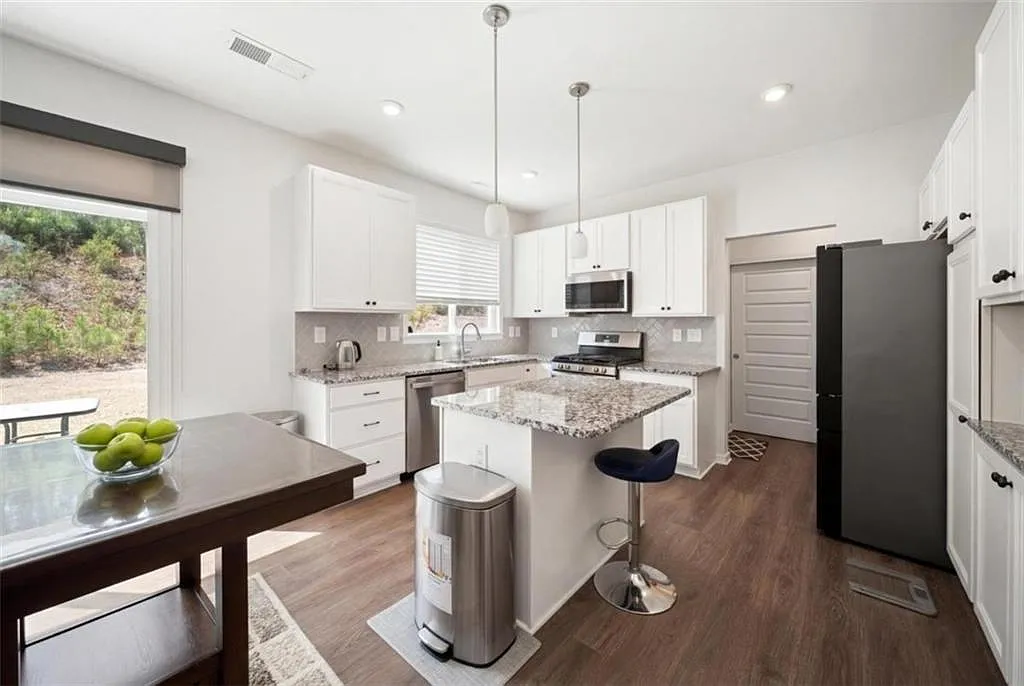 5 bed, 3.0 bath, 2960 sqft, $3,200 — Photo 3