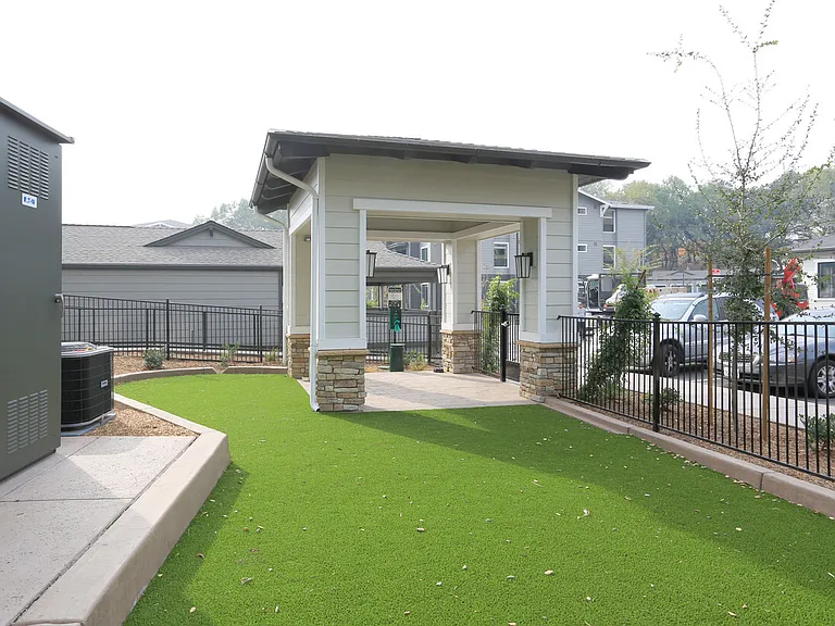 Canyon Oaks Luxury Apartments — Photo 21