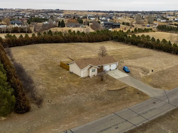 4395 Pinewood Loop, Bismarck, ND 58504