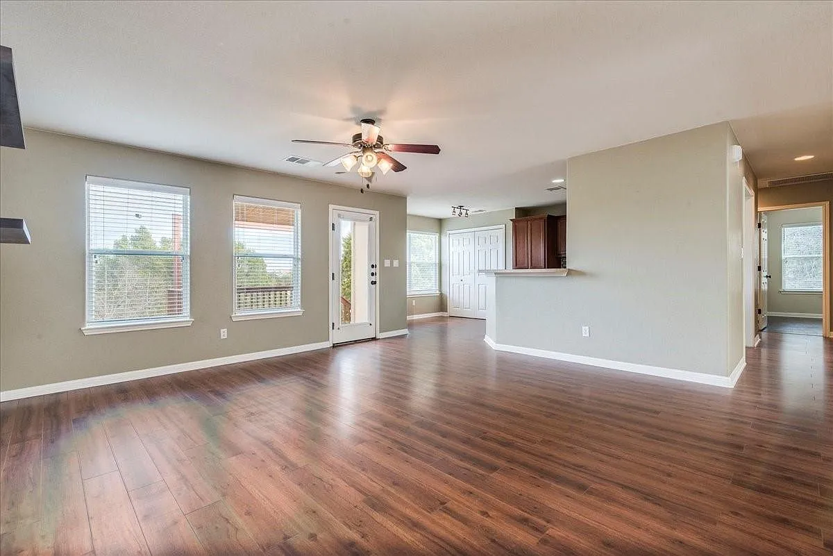 3 bed, 2.0 bath, 1389 sqft, $1,900 — Photo 4