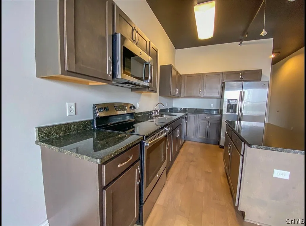 1 bed, 1.0 bath, 34830 sqft, $2,000 — Photo 4