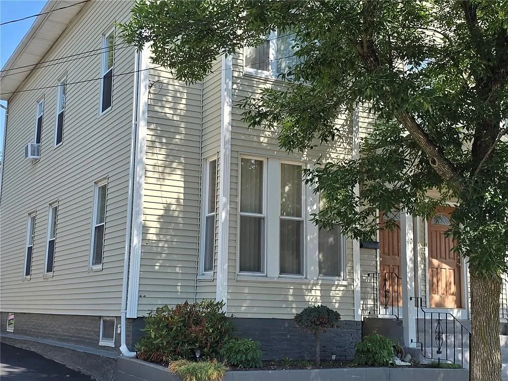 42 Summit St — Photo 2