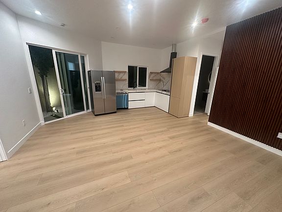 5th image of 22901 Bassett St #22903