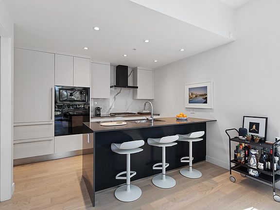 5th image of 717 W 17th Ave #101