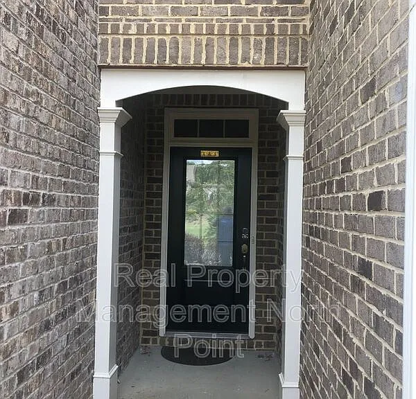 1175 Hampton Oaks Dr — Photo 2