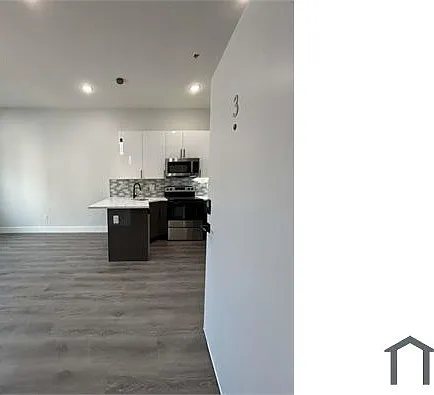 3 bed, 900 sqft, $1,990 — Photo 2