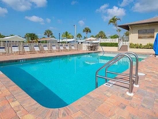 Sombrero pool (smaller of 2 pools)