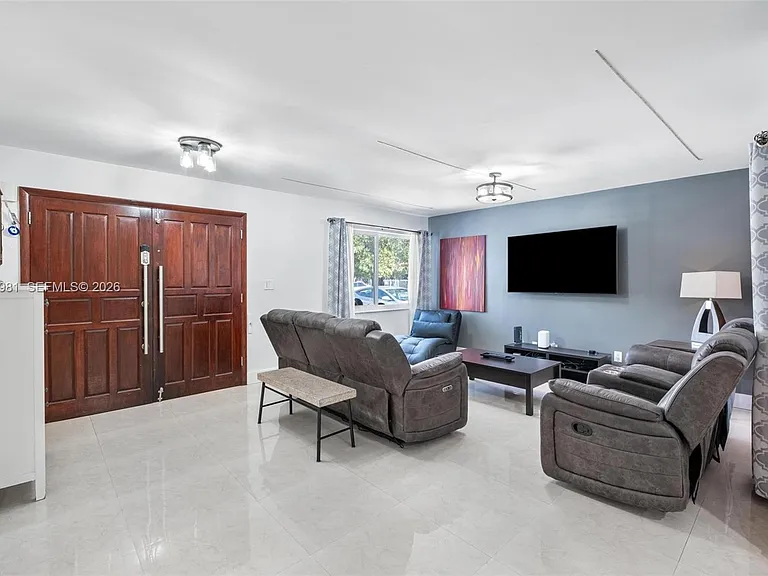 2430 SW 22nd Ter — Photo 4