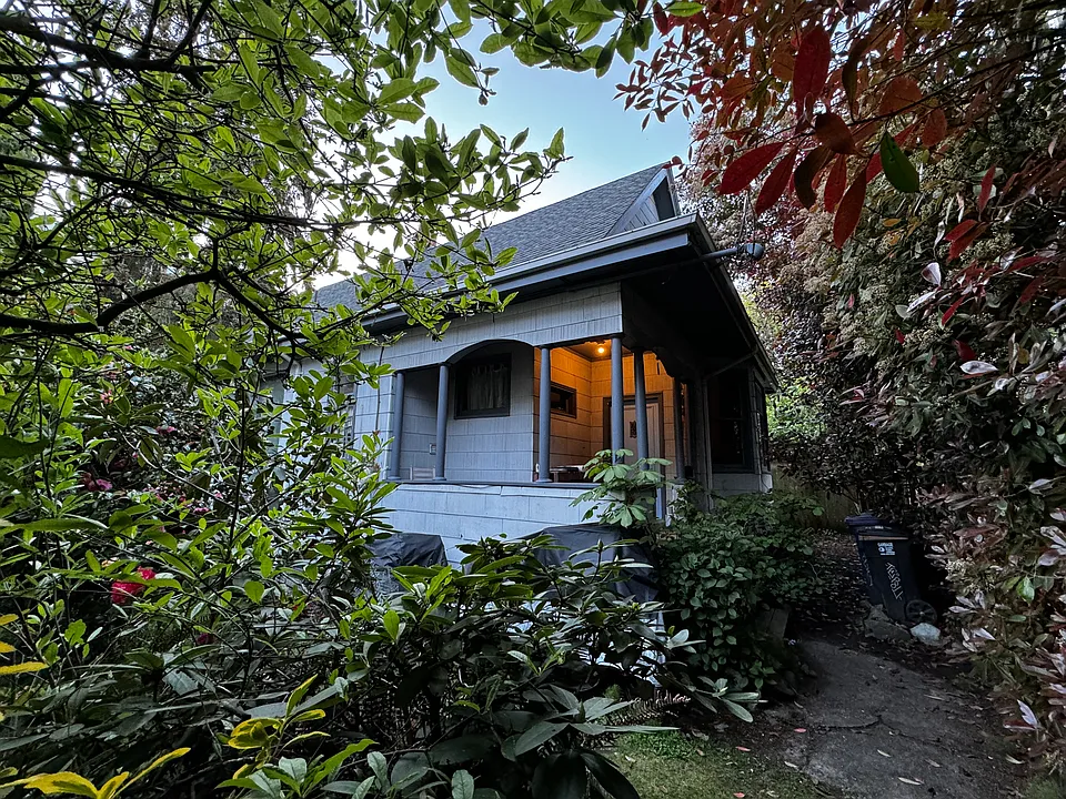 1008 1/2 E Denny Way