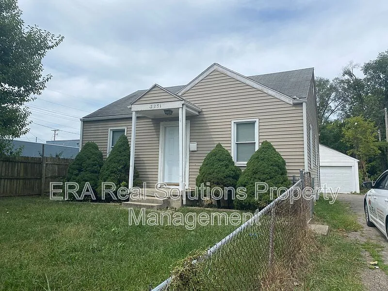 2 bed, 1.0 bath, 672 sqft, $975 — Photo 1