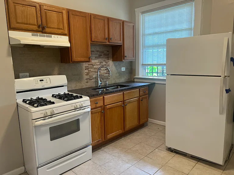 208 N Waller Ave #2N — Photo 3