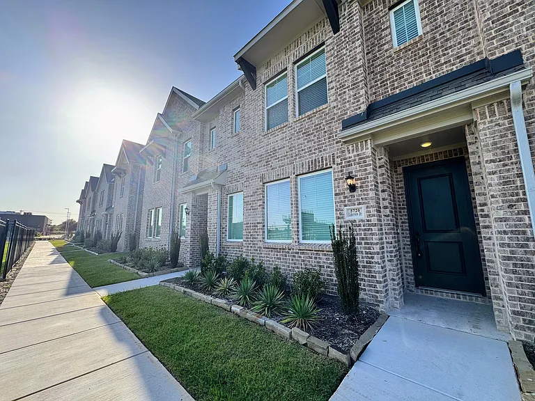 5720 Lakeview Dr — Photo 2