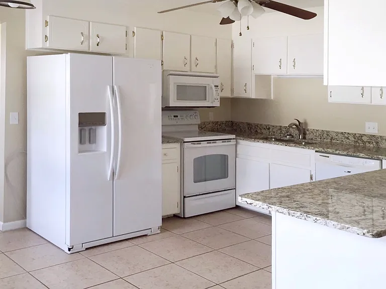 401 Crystal Ln — Photo 4