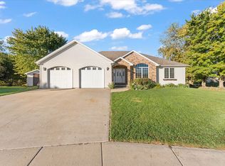 101 Red Bud Ct, Mahomet, IL 61853